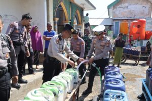 Peringati HUT ke-81 RI, Polres Pasuruan Kota Salurkan Air Bersih untuk Warga Pesisir