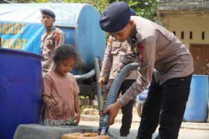 Brimob Polda Jatim Salurkan 40 Ribu Liter Air Bersih untuk Warga Gresik dan Sidoarjo