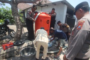 Atasi Kekeringan, Polres Blitar Kota Salurkan 3.000 Liter Air Bersih ke Kelurahan Sentul